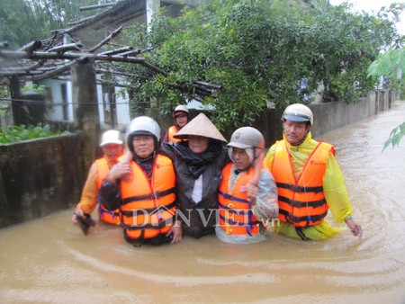 Người dân Thạch Sơn được đội xung khích cứu hộ, cứu đưa ra khỏi nhà